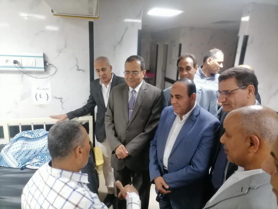 رئيس جامعة سوهاج يجري جولة تفقدية بالمستشفى الجامعي للإطمئنان على المرضي و متابعة سير العمل و استعداد أقسامها لاستقبال عيد الفطر